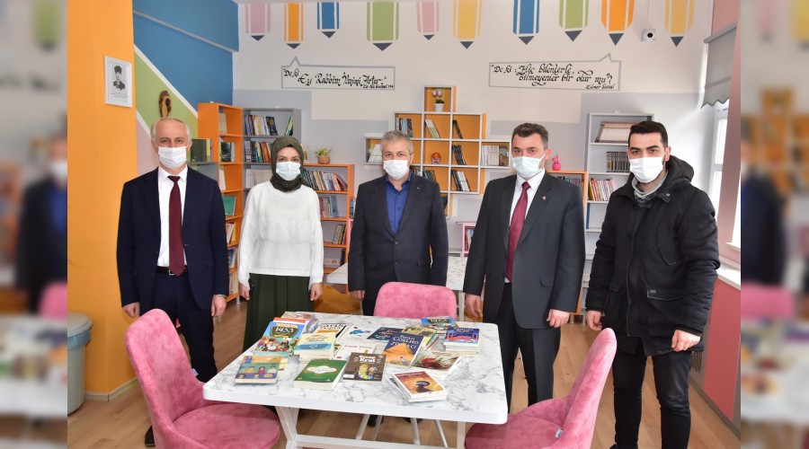 “Başkan Sarı, Karasu İmam Hatip Ortaokulu Kütüphanesine Kitap Desteğinde Bulundu”