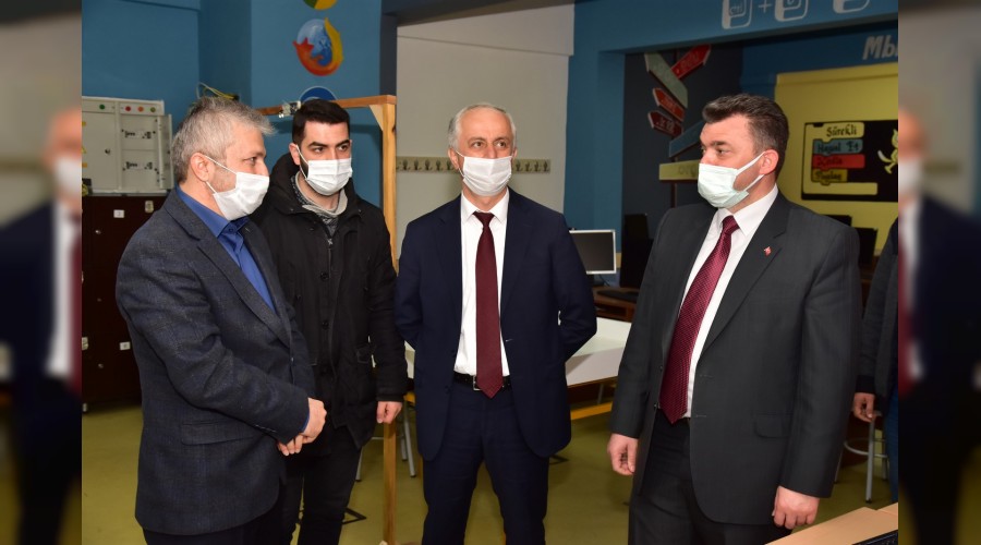 “Başkan Sarı, Karasu İmam Hatip Ortaokulu Kütüphanesine Kitap Desteğinde Bulundu”